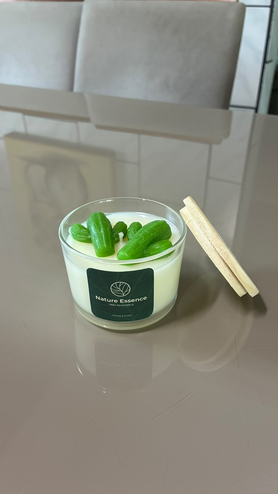 Vela aromática Nature Essence de Cereja & Avelã, com cactos decorativos de cera e tampa de madeira